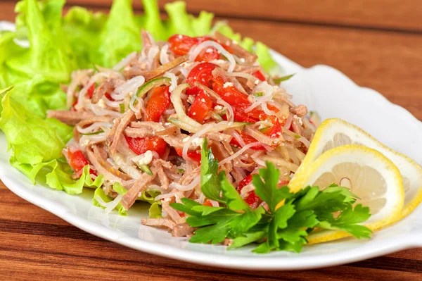 Frischer, lustiger Salat — Stockfoto