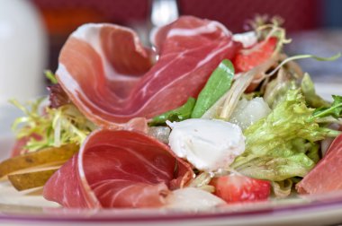 peynir ve domuz pastırması salatası