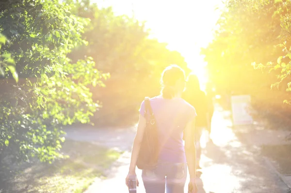 Andando mulher no nascer do sol — Fotografia de Stock