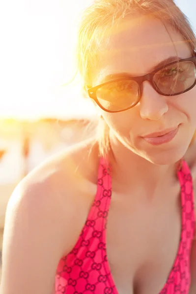 Vrouw aan het strand — Stockfoto