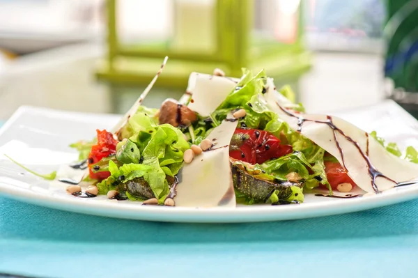 Ensalada de verduras a la parrilla —  Fotos de Stock