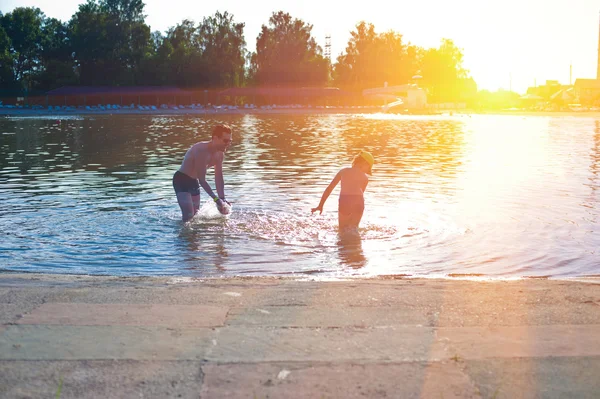 Spelen op het water — Stockfoto