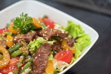 Dana eti ile sıcak salata