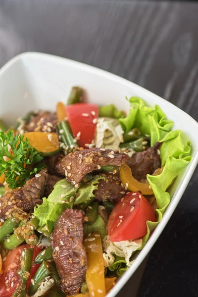Теплый салат с телятиной — стоковое фото