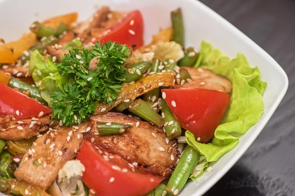 Warm salad with chicken — Stock Photo, Image