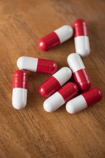 Weiße und rote Pillen — Stockfoto
