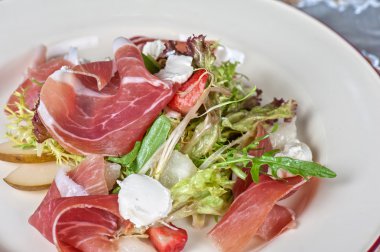 peynir ve domuz pastırması salatası