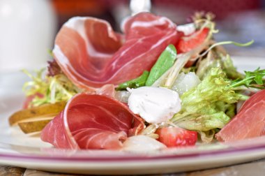 peynir ve domuz pastırması salatası