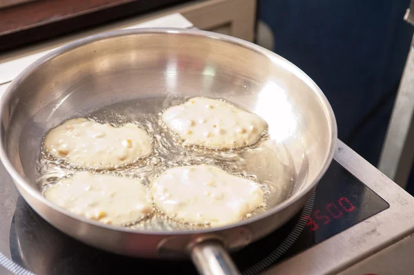 Matlagning corn pannkakor — Stockfoto