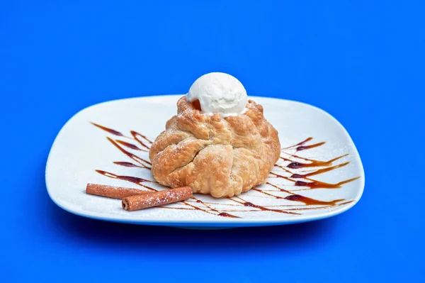 Strudel di mele con gelato — Foto Stock