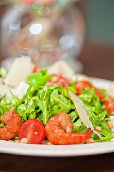 Salade de légumes crevettes — Photo