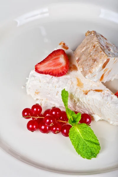 Cream berries dessert — Stock Photo, Image