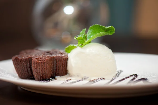 Chocolate cake with ice cream — Stock Photo, Image