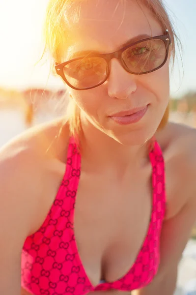 Vrouw aan het strand — Stockfoto