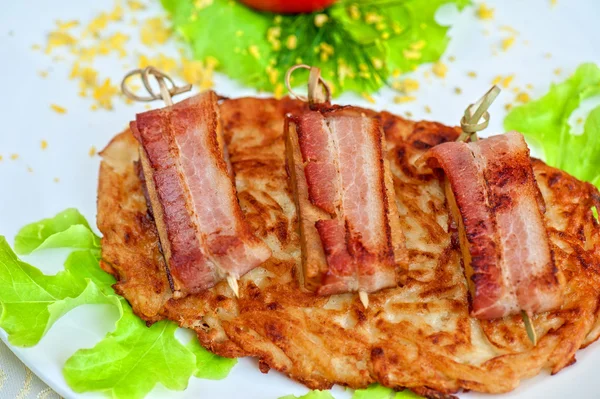 Carne de vitela com bacon — Fotografia de Stock