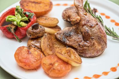 Kızarmış ördek bacaklar