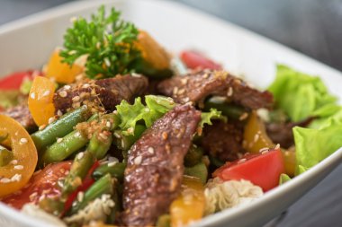 Dana eti ile sıcak salata