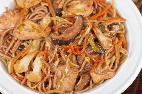 Buckwheat noodles with chicken — Stock Photo, Image