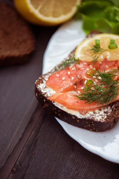 Sanduíche com salmão no café da manhã — Fotografia de Stock