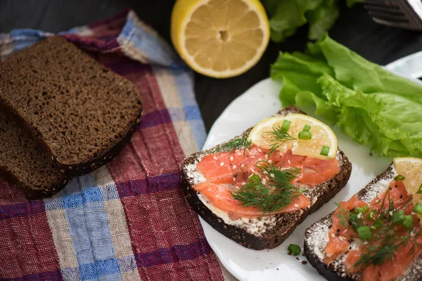 Sandwich with salmon for breakfast — Stock Photo, Image