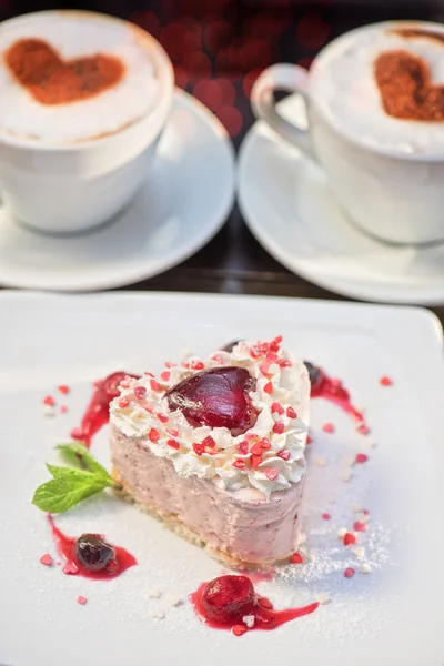 Heart-shaped valentine cake — Stock Photo, Image