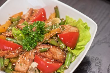 sıcak tavuk salatası