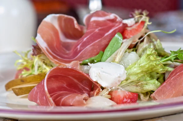Peynir ve domuz pastırması salatası — Stok fotoğraf