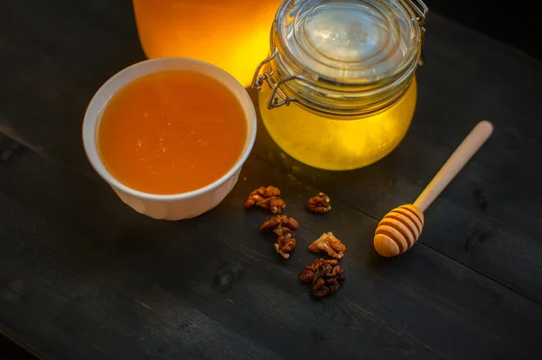 Honung med valnöt — Stockfoto