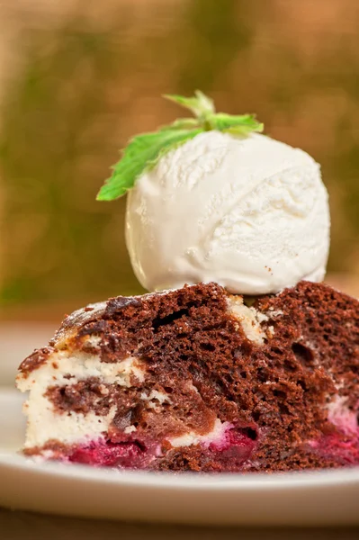 Pastel de chocolate con helado de mermelada — Foto de Stock