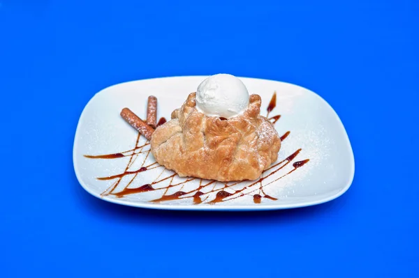 Strudel de manzana con helado —  Fotos de Stock