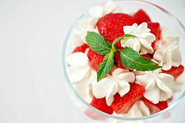 Erdbeere mit Sahne — Stockfoto