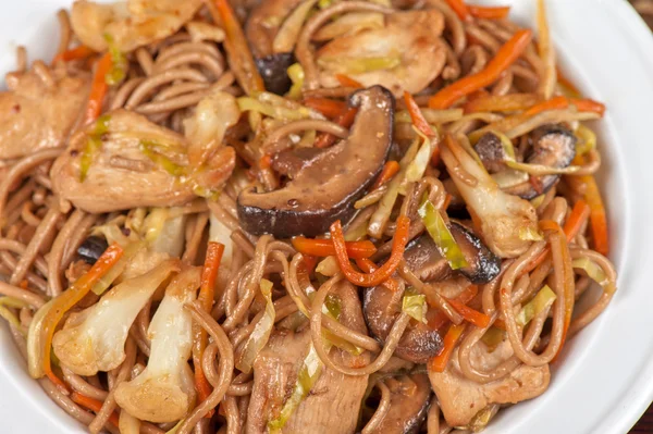 Buckwheat noodles with chicken — Stock Photo, Image