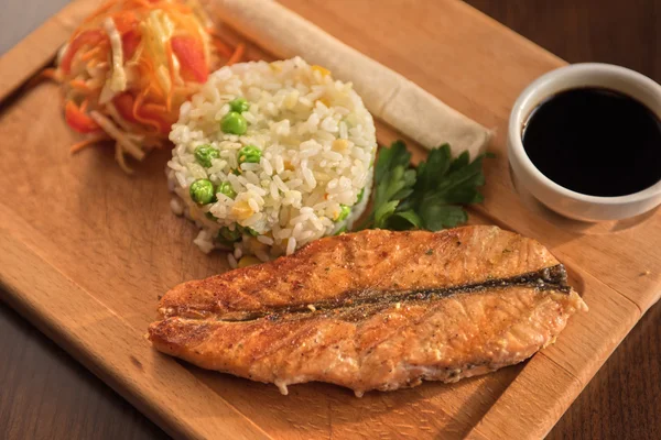 Salmón a la parrilla con arroz —  Fotos de Stock