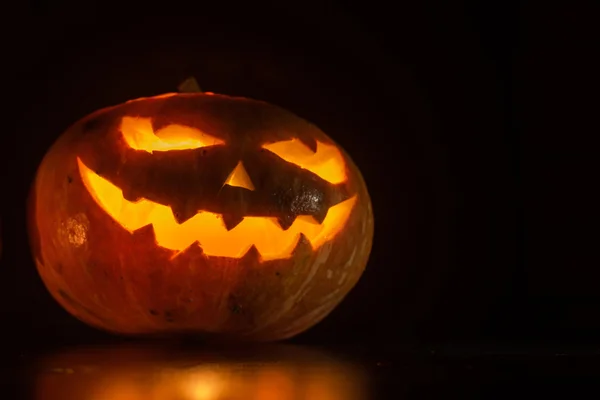 Zucca di Halloween su nero — Foto Stock