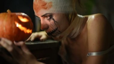 Korkunç ağzı ve gözleri korkunç kız