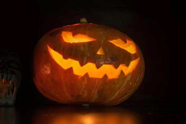 Citrouille halloween sur noir — Photo