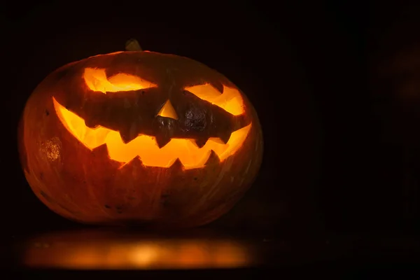 Zucca di Halloween su nero — Foto Stock