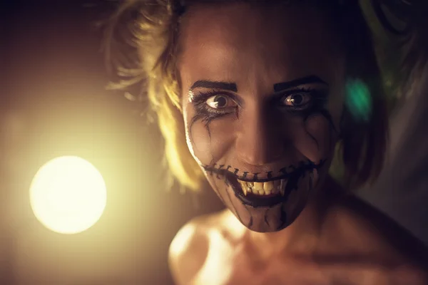 Φρικτό κορίτσι με τρομακτικό στόμα και τα μάτια — Φωτογραφία Αρχείου