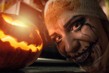 Korkunç ağzı ve gözleri korkunç kız