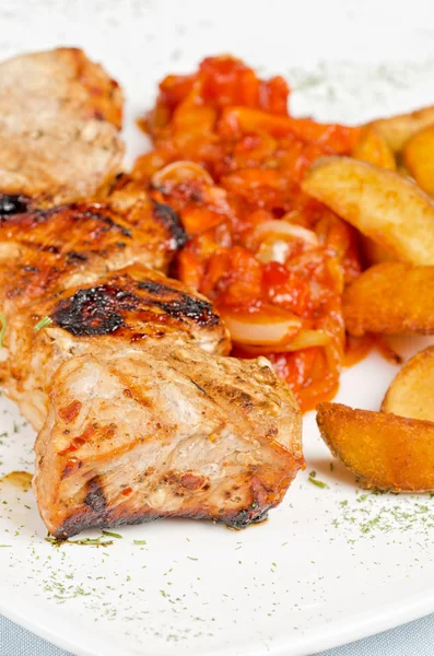 Carne de porco grelhada kebab — Fotografia de Stock