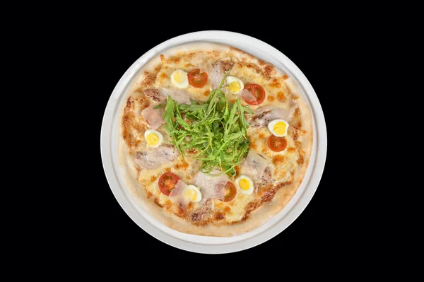 Pizza på svarta — Stockfoto