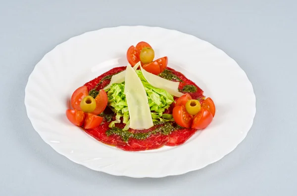 Carpaccio z maso na talíř — Stock fotografie