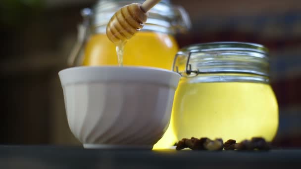 Versare il miele a ciotola — Video Stock