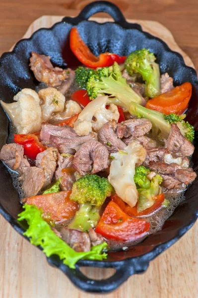 Fleisch mit Gemüse — Stockfoto