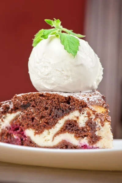 Schokoladenkuchen mit Marmeladeneis — Stockfoto