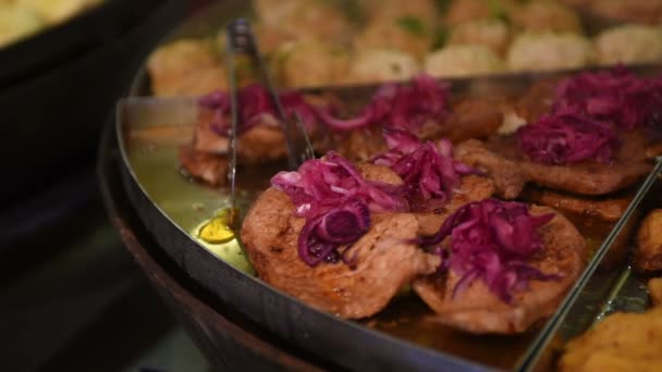 간이 식당에서 고기 cutlets — 비디오