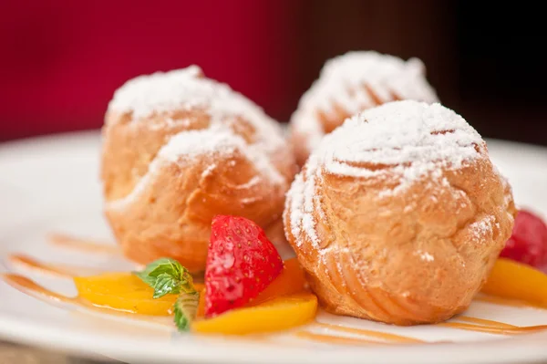 Profiteroles from cream — Stock Photo, Image