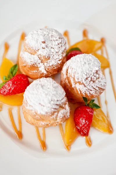 Profiteroles from cream — Stock Photo, Image