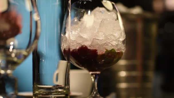 制作鸡尾酒在酒吧 — 图库视频影像