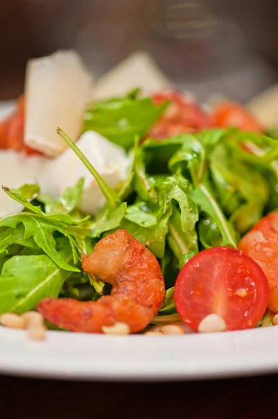 Salade de légumes crevettes — Photo